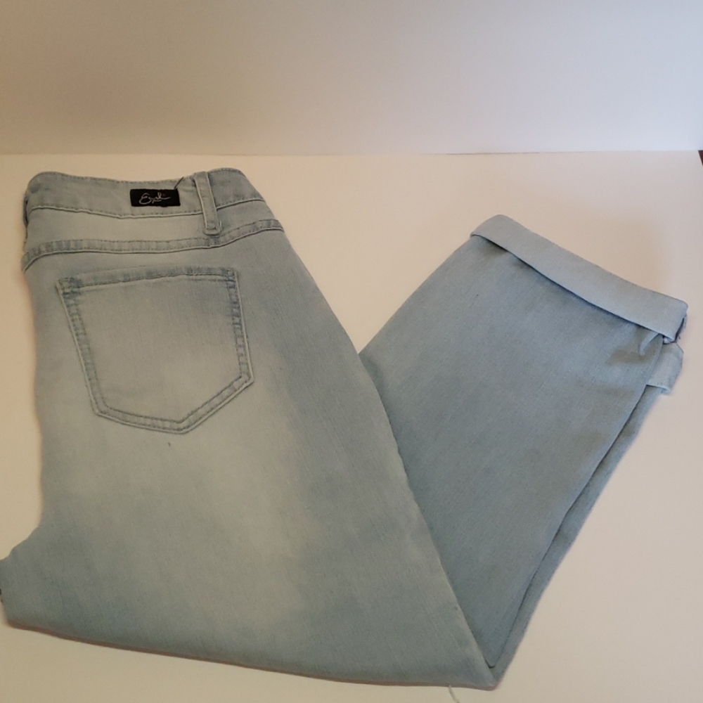 Light wash capris